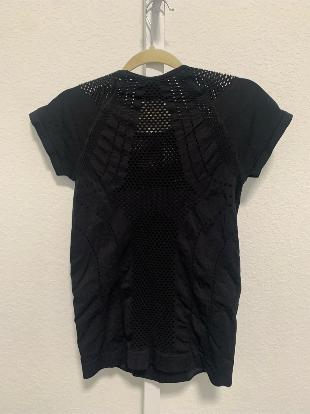 Athleta Oxygen Black Short Sleeve Perforated Seamless Short Sleeve Tee Shirt - Picture 5 of 8